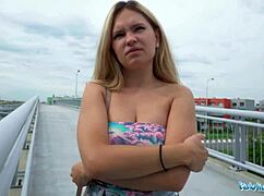 Public Agent Mädchen zeigt Titten und Arsch auf Brücke, fickt Fremden für Geld!
