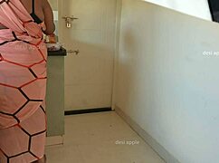 तामिल हाउस ओनर किचन में मेड सासिकला के सामने अपना लंड स्ट्रोक क्यों कर रहा है?