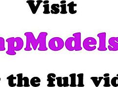 Føler varmen som tatoveret plump bliver spitroasted i vild trekant.