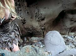 Grottkvinna kom för hemmagjord kul och fick alla hål fyllda utomhus!