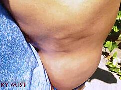 Кончаю в трусики сводной сестры, пока крадусь в саду