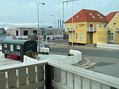 Γεια σου θετέ γιε, είσαι σκληρός; Θετή μαμά μοιράζεται κρεβάτι ξενοδοχείου! 😏