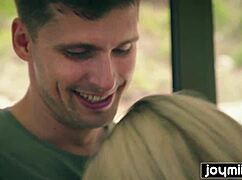 สาวบลอนด์สาวสาวถูกจับได้ แล้วโดนควยใหญ่ของแฟนกระแทกหนัก