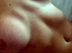 الزوج ذهب للعمل، ترك رسالة، والآن أنا مع صديقه. صدر كبير يرتعش في كل مكان!