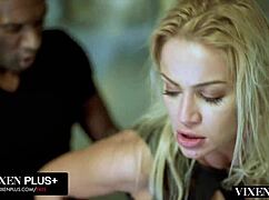 Vixenplus presenta dos rubias encontrando amigos dominantes después de una noche en el club