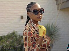 Obrovské prírodné prsia ebony modelka Playboy Nyla sa vyzlieka úplne.