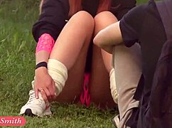 Jeny Smith Açık Havada Kalçasını Gösteriyor. Gizli Kamera Dışarıda Am Gösterisini Yakalıyor.