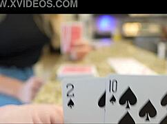 Eliberează dorința cu mama vitregă sexy Coco Vandi în strip poker partea 1!