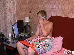 בחור יושב ומסתכל בהשתאה בעוד החברה הצעירה שלו בת 18+ מזדיינת חזק עם ציצים קטנים