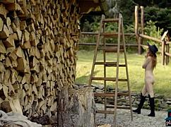 작은 18+ 케이트 그레이트가 야외에서 플레이보이 위해 알몸으로 스트립