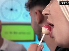 Изневеряваща блондинка чука рецепционистка в Хорни Хостел на ваканция, адски гореща!