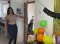 Pozdravljam novo leto z vročim rojstnodnevnim threesomeom