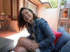 Moja najbolja drugarica iz škole molila me da joj uzmem tesnu guzicu prvi put - Darma Džons