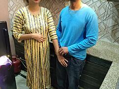 Malik næsten fyrede tjenestepigen men endte med at kneppe hende i stedet.