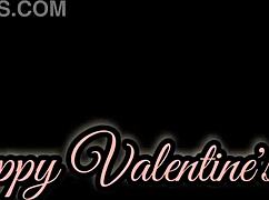 Blondínka baba penetruje mokrú pičku hračkou v lesbickej trojke