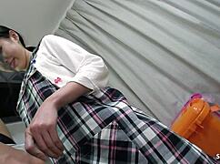 嘿，你相信这个瘦弱的日本美女继妹被骗射精吗？