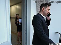 티파니 테이텀 위원회에서 감각적인 리크로 환영해