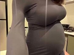 Mijn melkachtige stiefmoeder plaagt tepels