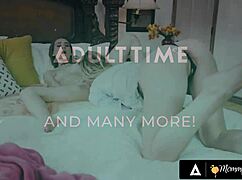 Drobná brunetka nemůže odolat horkému tělu nevlastní mámy!