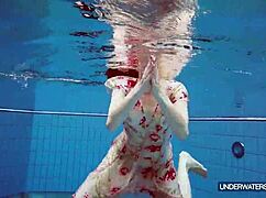 Martina den varme kroatiske forbløffer i strand bikini show