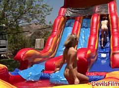 ¡Oye, mira a estas lesbianas lamiendo coño al aire libre en diversión grupal salvaje!