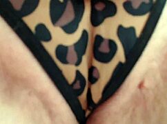 Голубоглазая американка Dawnskye празднует день рождения дрочкой и игрой с лысой пиздой на видео