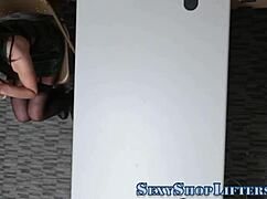 18+ воровка в магазине едет жестко в реальной сцене, ой, то есть ее поймали на камеру с татуированной жопой и крошечными сиськами 18+