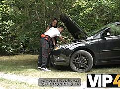 Тексас Пати съблазнява мъжете с зряла чар в публично