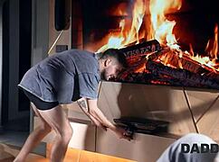 Horny tenåring med perfekt kropp jukser på kjæresten med svigerfar på soverommet.