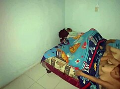 Tímida de 18 anos com peitos grandes molhada pelo padrasto