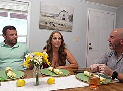 Stiefmoeder, laten we wild worden terwijl stiefvader aan de telefoon is met werk!