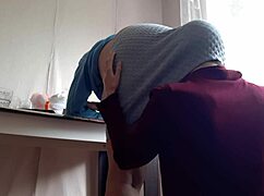 Olizuju prdel své brunetné milf šéfové hodiny v kanceláři za povýšení