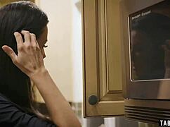 Umazana pastorka posnema velike joške zrele v divjem najstniškem tričku