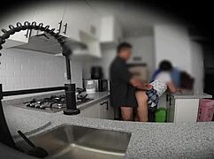 Скрытая камера ловит нимфоманку латиноамериканскую соседку нагнувшейся в дикой акции