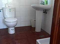 Hej, zvrácená macecha prosí nevlastního syna, aby čural přímo tam