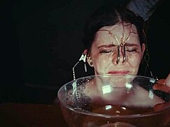 エモボンデージ女を縛って顔におしっこで罰