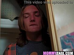 Hey, Δες Θετή Μητέρα να Διπλοδιεισδύεται από Θετό Γιο και Φίλο Του!