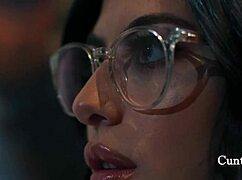 Scarlett Mae ve Chanel Camryn piyano ile başlar, sinema tutkusunda ıslak am yalama ile biter