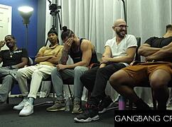 巨乳ブロンドがタイトなマンコから中出し汁が滴る