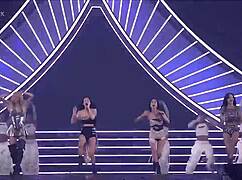 제안적인 아시아 일본 매춘부가 콘서트 밤에 야한 장면에서 잡혀. 블링크 핑크 팬들이 그녀의 움직임에 미쳐.