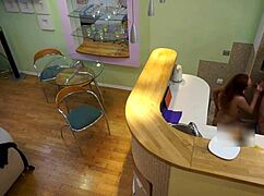 Mlada 18+ rdečelaska kurba se jebe z starim očimom?