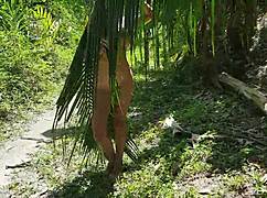 Cewek tinggi telanjang difoto di hutan amazon liar.