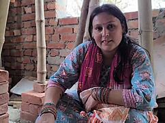 Bu işçi beni köpek stiliyle sikiyor, ekstra para için bayılıyorum