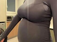 Stiefmutters große milchige Titten bringen mich zum Wichsen.