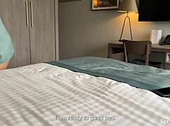 είμαι ταραγμένος βλέποντας τη θετή μαμά να φτιάχνει το ατύχημα του πούτσου μου στο ντους του ξενοδοχείου