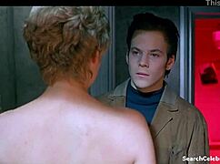 backbeat 1993'te sheryl lee büyük memelerini çıplak ünlü sahnesinde sergiliyor