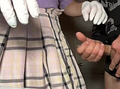 gorąca milf porównuje kondom vs bez kondoma w łóżku