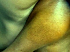 ねえベイビー、このホットなメガネのスクールガール18+がオフィスでバンってんの見てみる？