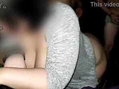 在X影院群交，陌生人猛烈操我，丈夫看着。第3部分展示户外原始狗式动作