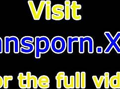 Ta zrela shemale beba trga kurca močno od blizu.